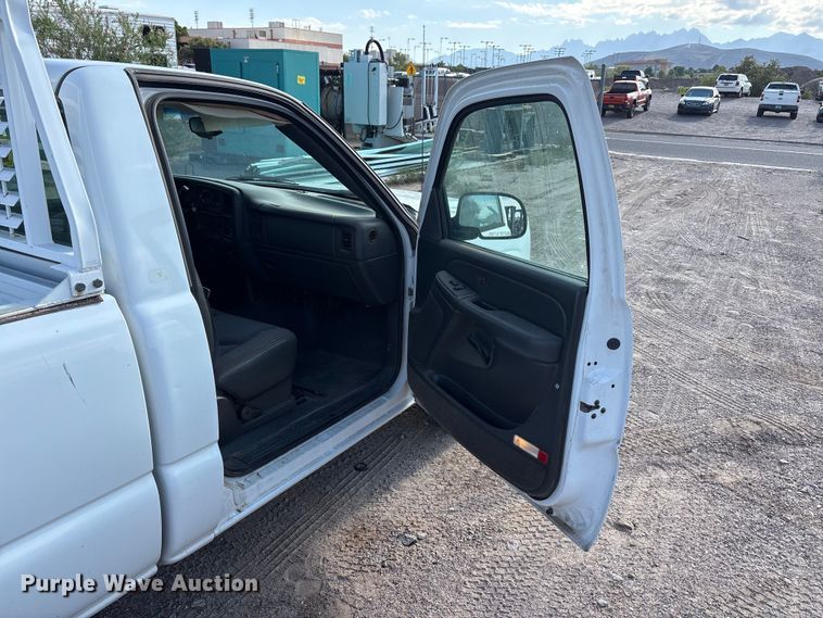 image for item JM9506 2004 Chevrolet Silverado 1500 pickup truck