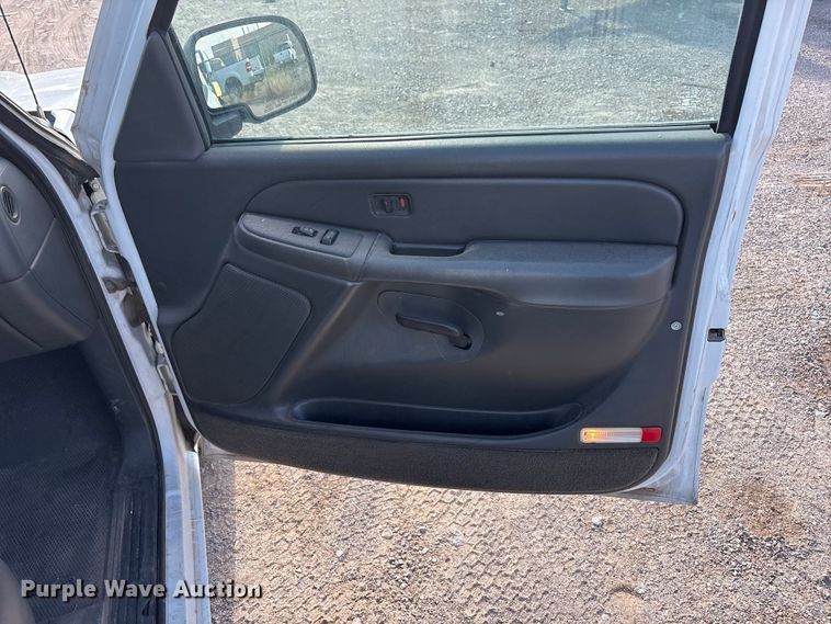 image for item JM9506 2004 Chevrolet Silverado 1500 pickup truck