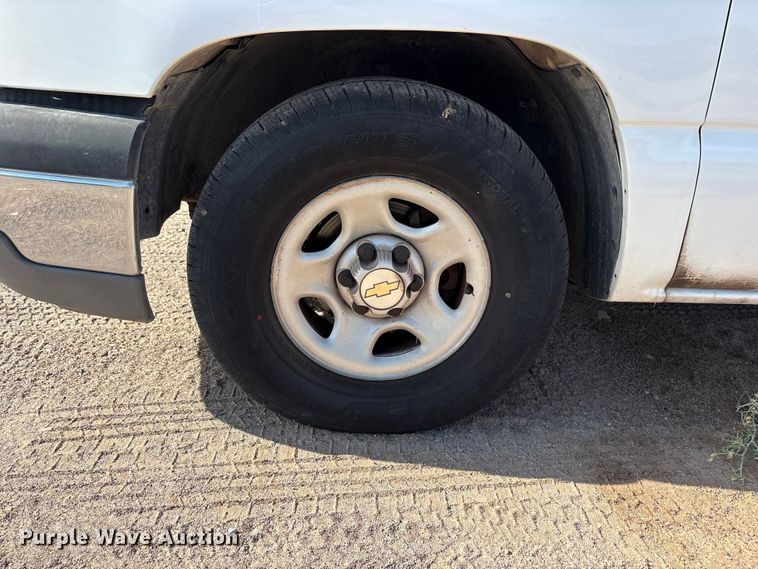 image for item JM9506 2004 Chevrolet Silverado 1500 pickup truck