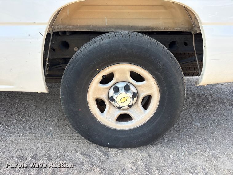 image for item JM9506 2004 Chevrolet Silverado 1500 pickup truck