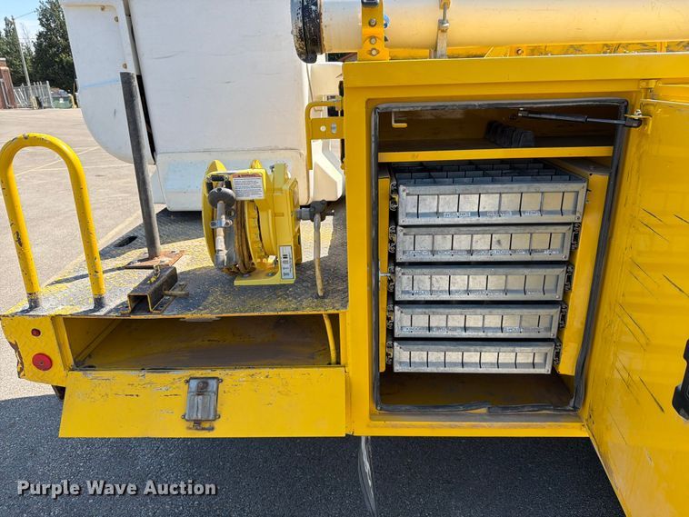 image for item MZ9730 2015 RAM 5500HD bucket truck