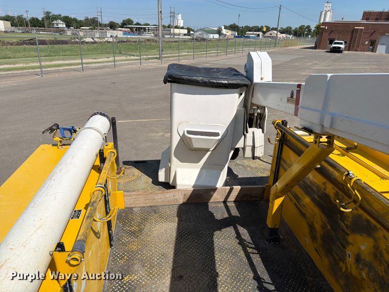 image for item MZ9730 2015 RAM 5500HD bucket truck
