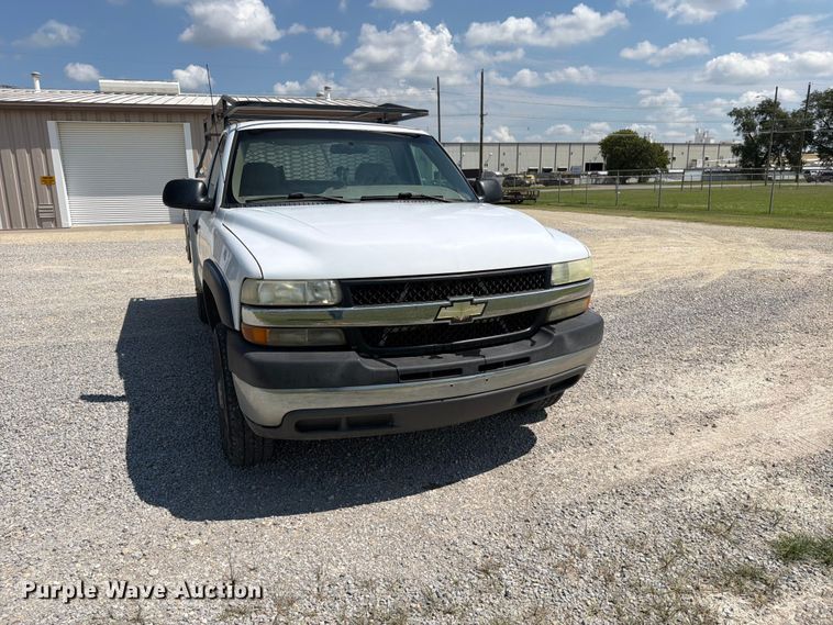 image for item MZ9731 2002 Chevrolet Silverado 2500HD utility bed pickup truck