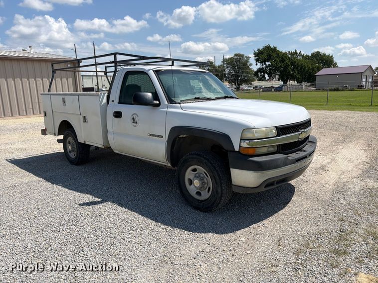 image for item MZ9731 2002 Chevrolet Silverado 2500HD utility bed pickup truck