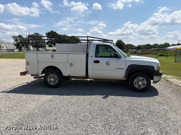 image for item MZ9731 2002 Chevrolet Silverado 2500HD utility bed pickup truck