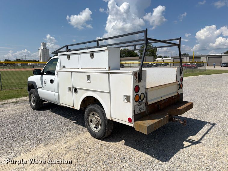 image for item MZ9731 2002 Chevrolet Silverado 2500HD utility bed pickup truck