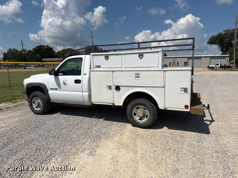 image for item MZ9731 2002 Chevrolet Silverado 2500HD utility bed pickup truck
