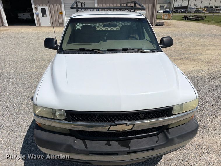 image for item MZ9731 2002 Chevrolet Silverado 2500HD utility bed pickup truck