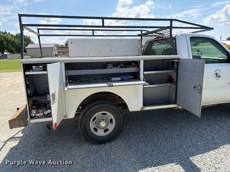 image for item MZ9731 2002 Chevrolet Silverado 2500HD utility bed pickup truck