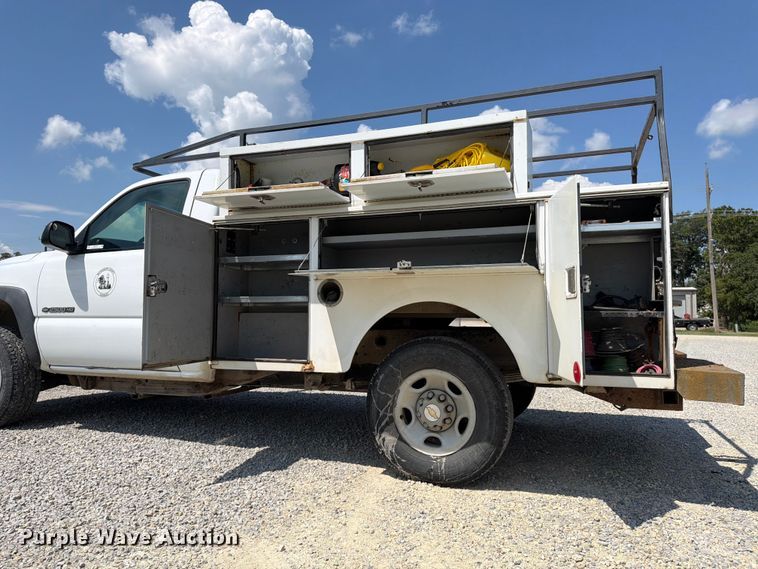 image for item MZ9731 2002 Chevrolet Silverado 2500HD utility bed pickup truck