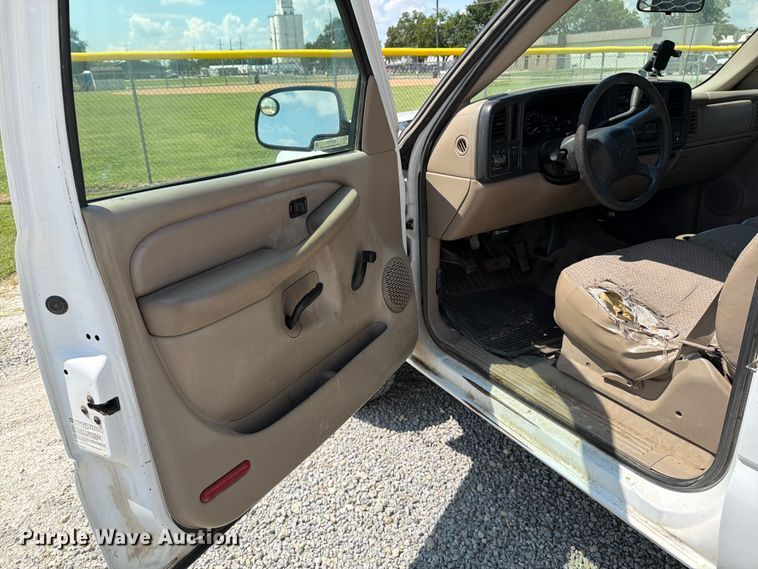 image for item MZ9731 2002 Chevrolet Silverado 2500HD utility bed pickup truck
