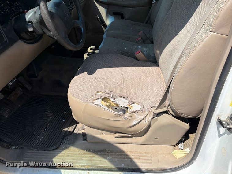 image for item MZ9731 2002 Chevrolet Silverado 2500HD utility bed pickup truck