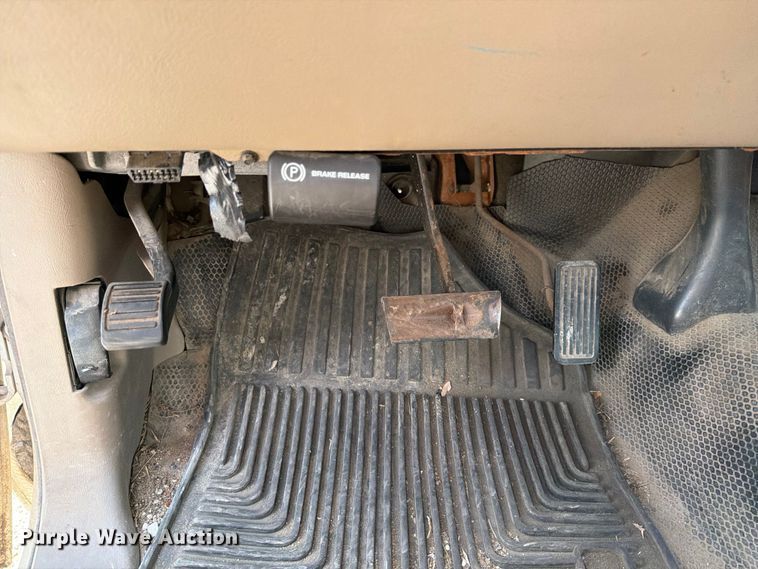 image for item MZ9731 2002 Chevrolet Silverado 2500HD utility bed pickup truck