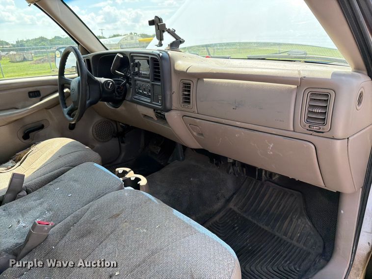 image for item MZ9731 2002 Chevrolet Silverado 2500HD utility bed pickup truck