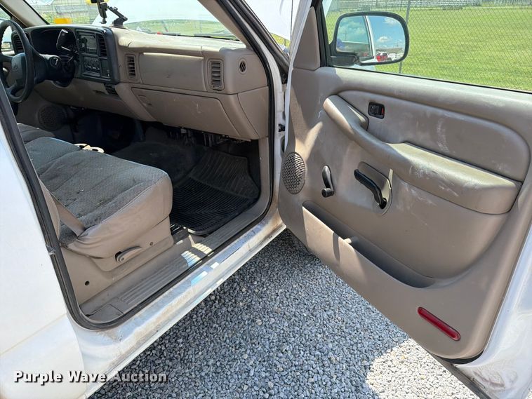 image for item MZ9731 2002 Chevrolet Silverado 2500HD utility bed pickup truck