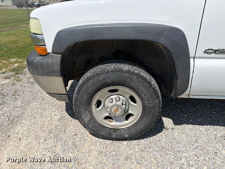 image for item MZ9731 2002 Chevrolet Silverado 2500HD utility bed pickup truck