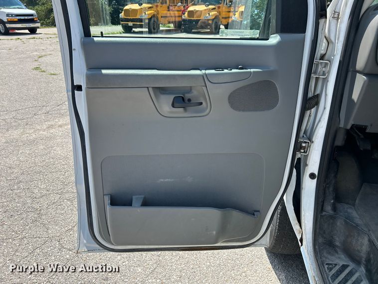 image for item NM9857 2008 Ford E150 van
