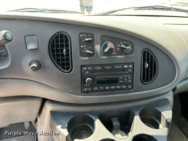 image for item NM9857 2008 Ford E150 van