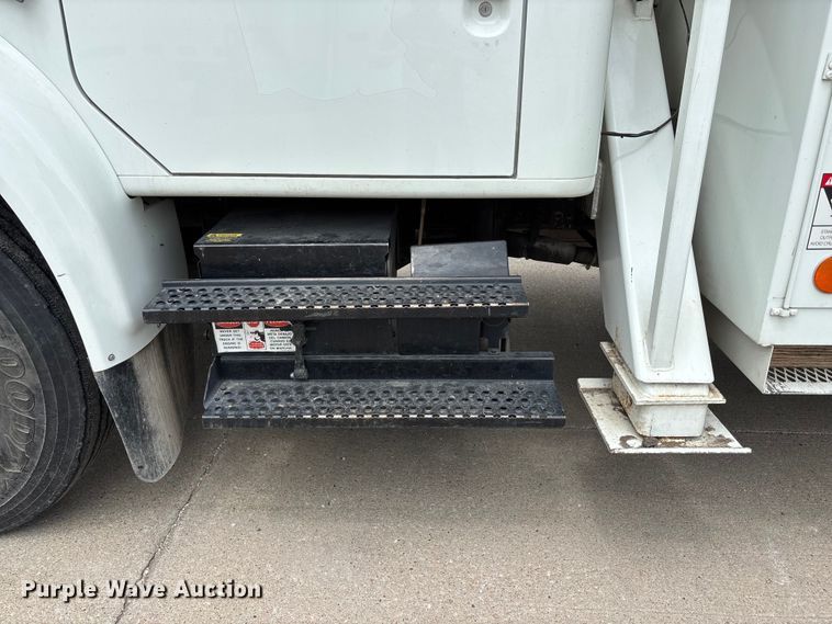 image for item NM9873 1999 International 4700 bucket truck