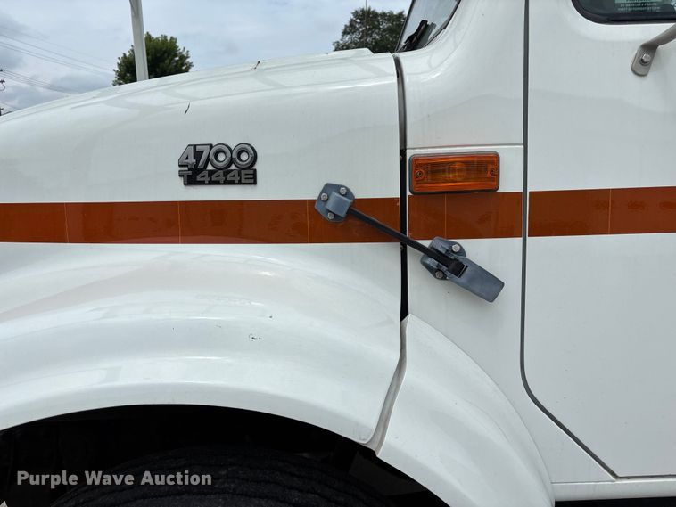 image for item NM9873 1999 International 4700 bucket truck