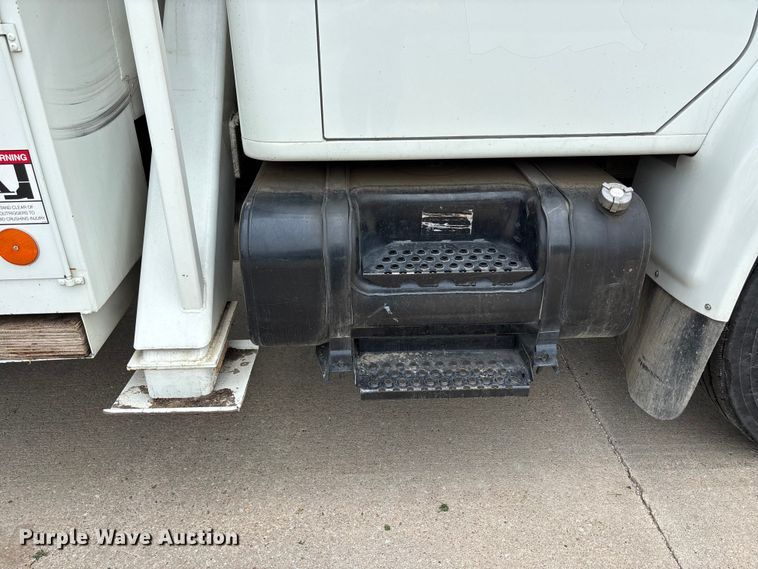 image for item NM9873 1999 International 4700 bucket truck