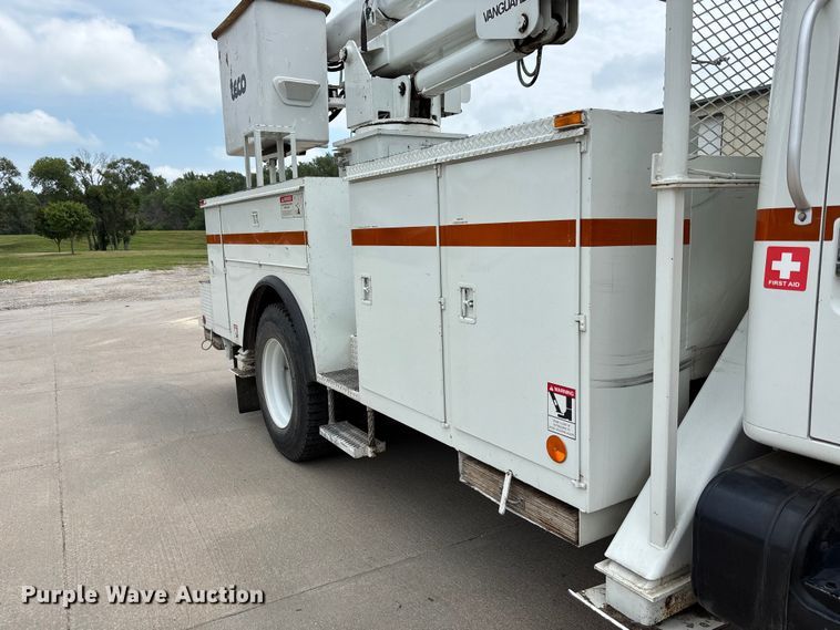 image for item NM9873 1999 International 4700 bucket truck