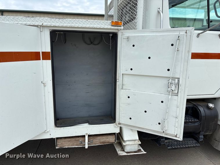 image for item NM9873 1999 International 4700 bucket truck