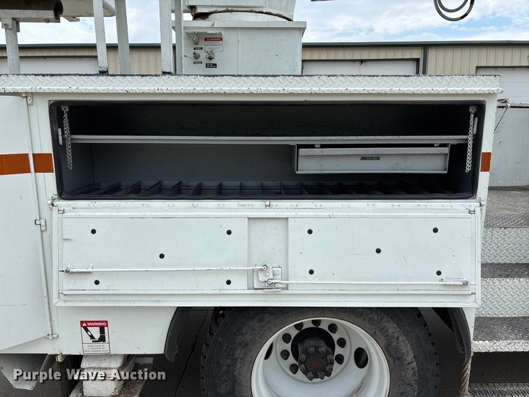 image for item NM9873 1999 International 4700 bucket truck