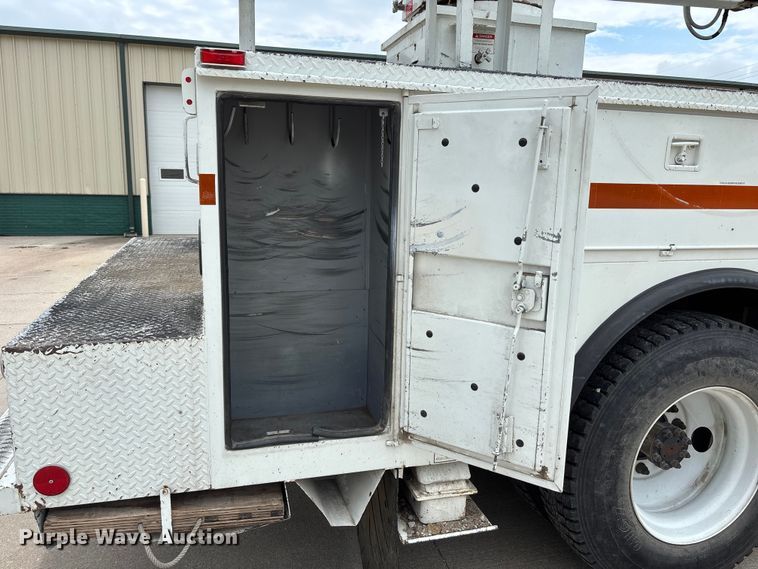 image for item NM9873 1999 International 4700 bucket truck
