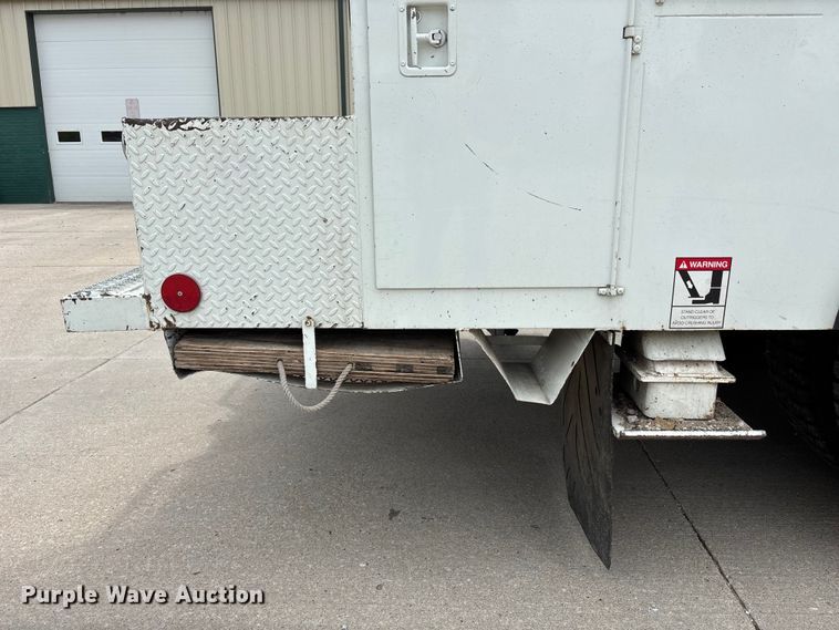 image for item NM9873 1999 International 4700 bucket truck