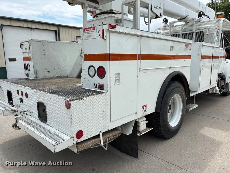 image for item NM9873 1999 International 4700 bucket truck
