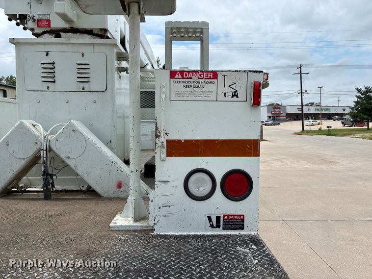 image for item NM9873 1999 International 4700 bucket truck