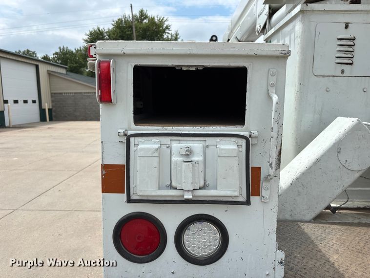 image for item NM9873 1999 International 4700 bucket truck