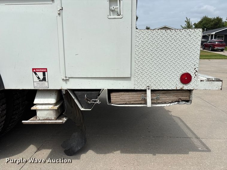 image for item NM9873 1999 International 4700 bucket truck