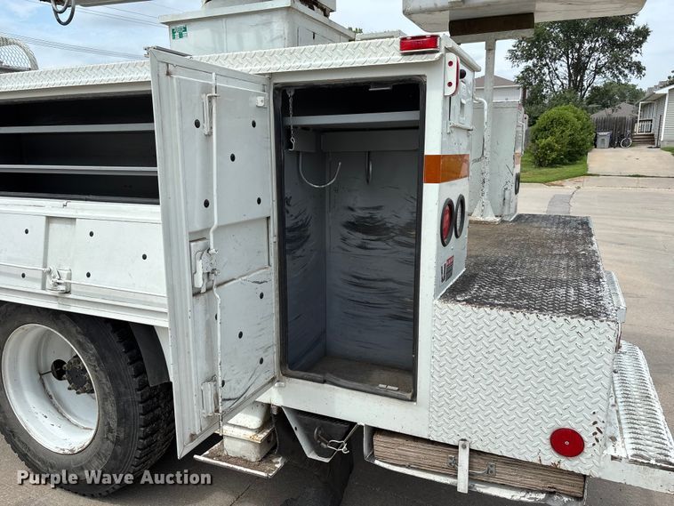 image for item NM9873 1999 International 4700 bucket truck