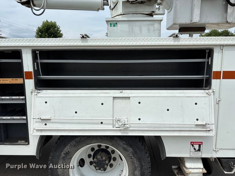 image for item NM9873 1999 International 4700 bucket truck