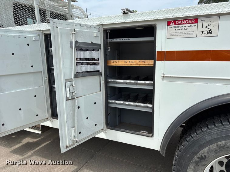 image for item NM9873 1999 International 4700 bucket truck
