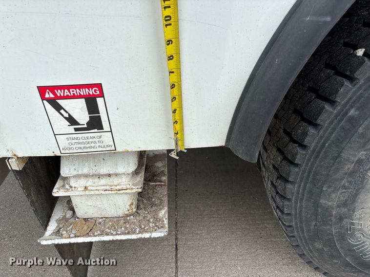 image for item NM9873 1999 International 4700 bucket truck