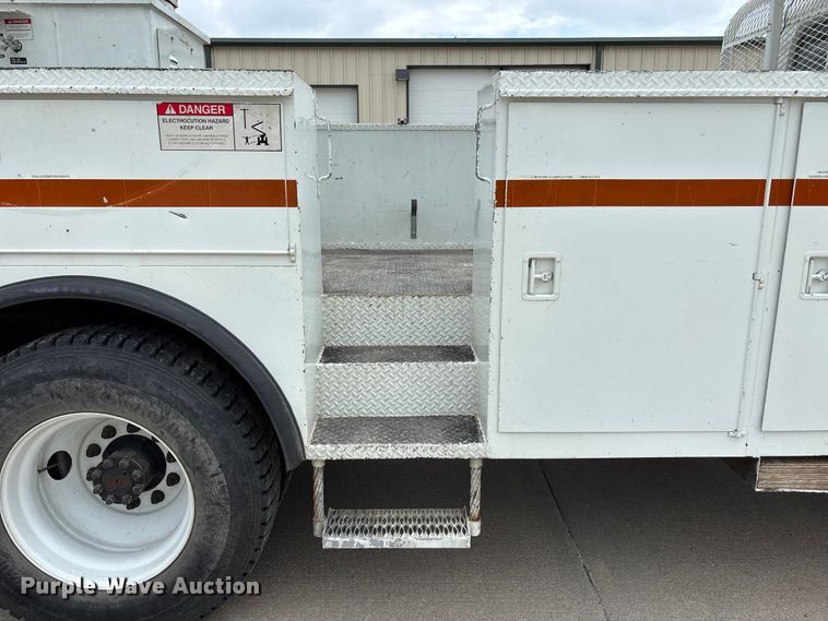 image for item NM9873 1999 International 4700 bucket truck