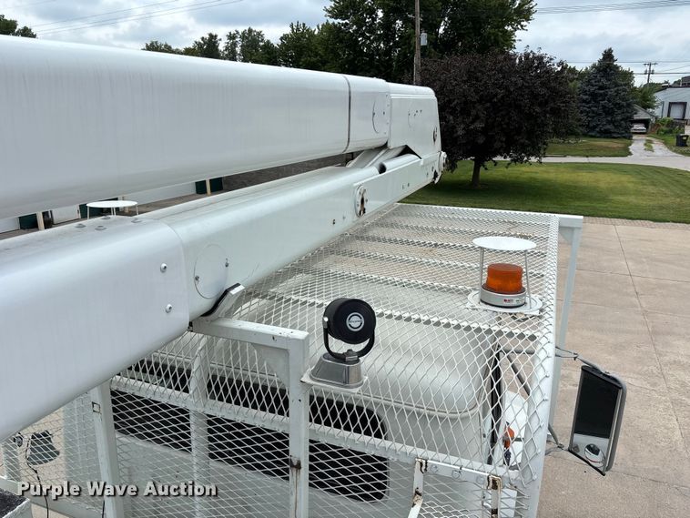 image for item NM9873 1999 International 4700 bucket truck
