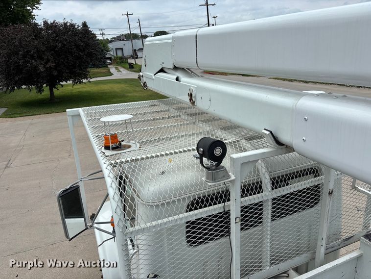 image for item NM9873 1999 International 4700 bucket truck