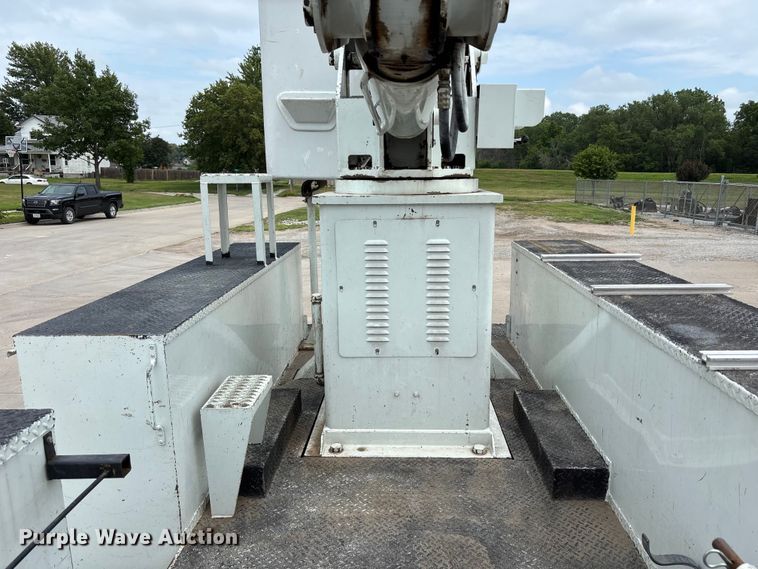 image for item NM9873 1999 International 4700 bucket truck