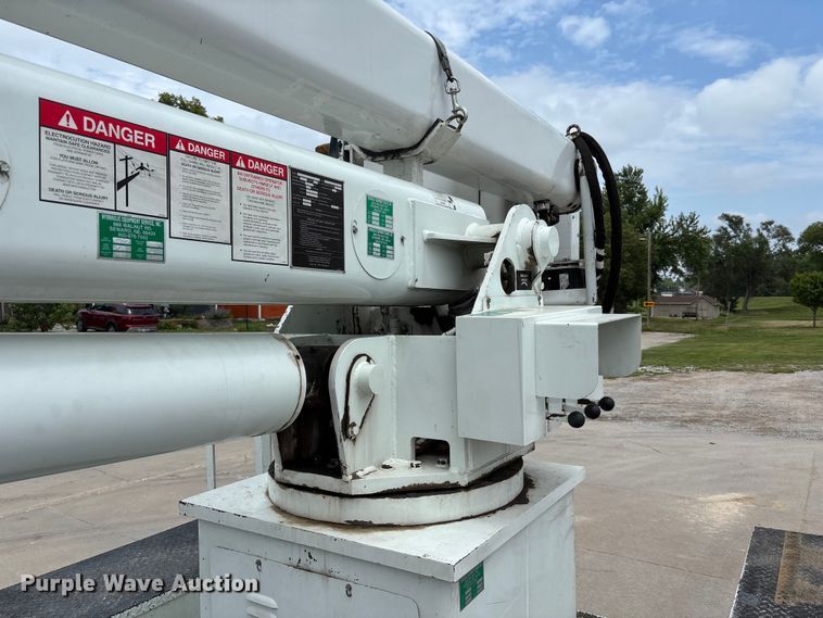 image for item NM9873 1999 International 4700 bucket truck