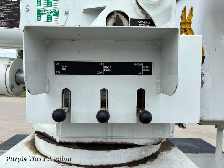 image for item NM9873 1999 International 4700 bucket truck