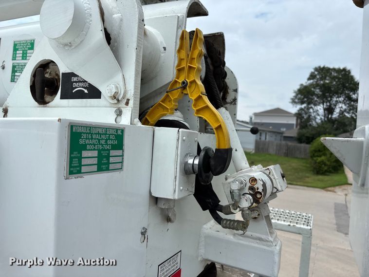 image for item NM9873 1999 International 4700 bucket truck