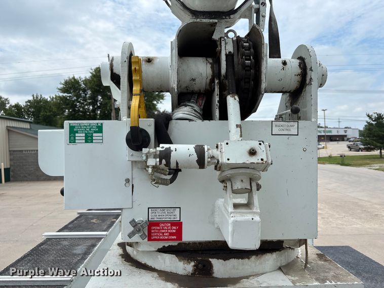 image for item NM9873 1999 International 4700 bucket truck