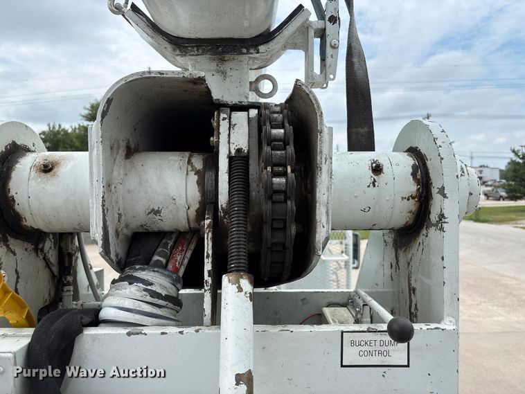 image for item NM9873 1999 International 4700 bucket truck