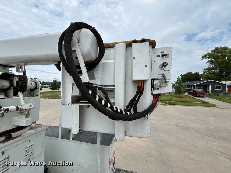 image for item NM9873 1999 International 4700 bucket truck