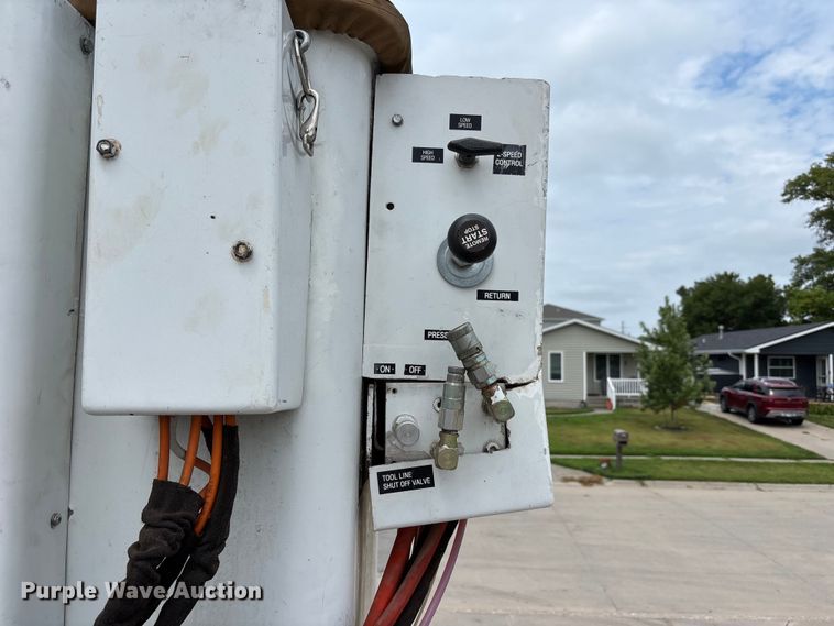 image for item NM9873 1999 International 4700 bucket truck