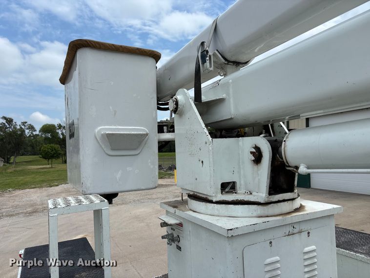 image for item NM9873 1999 International 4700 bucket truck